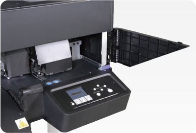 Painel de controle voltado para cima para facilitar a operação.